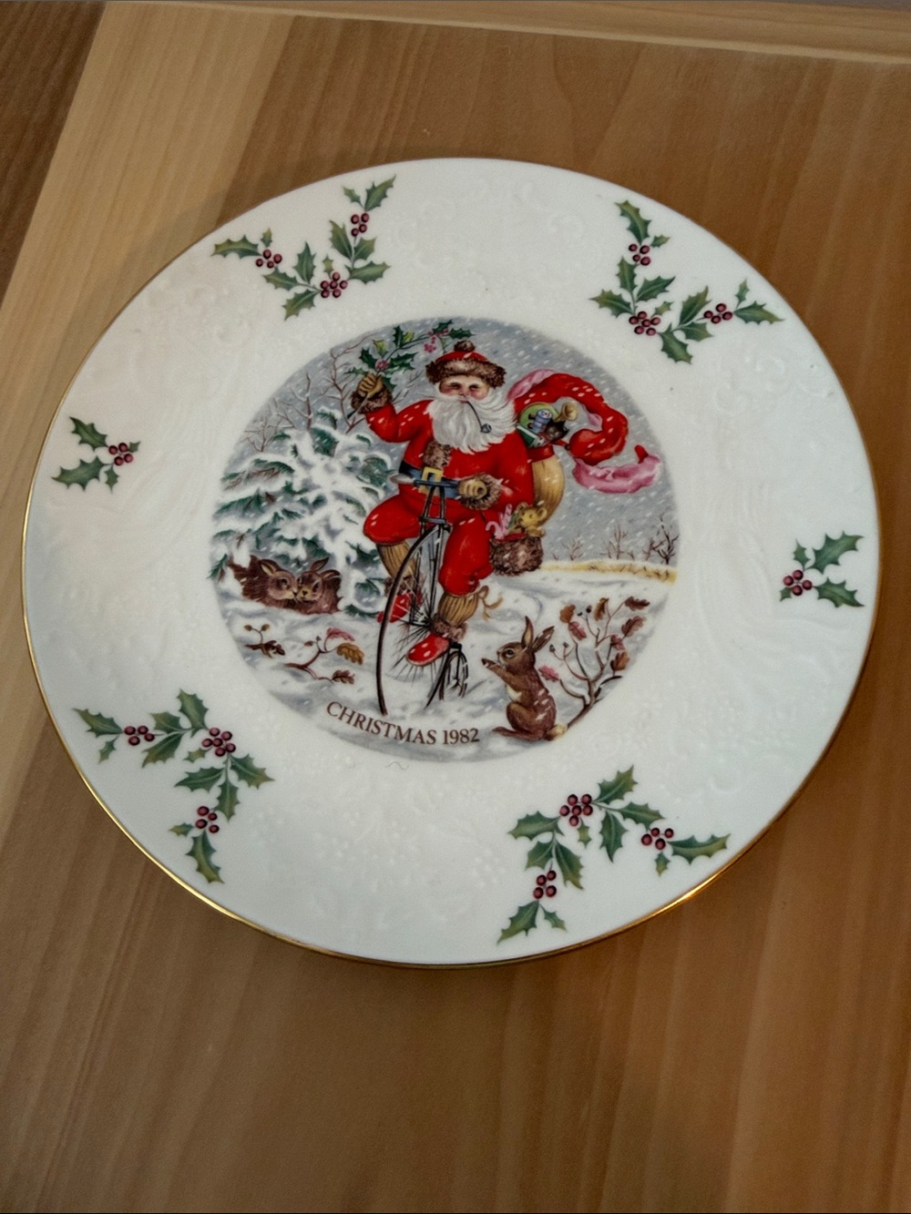 Royal Doulton 6th of a Series Holiday Christmas Plate 1982